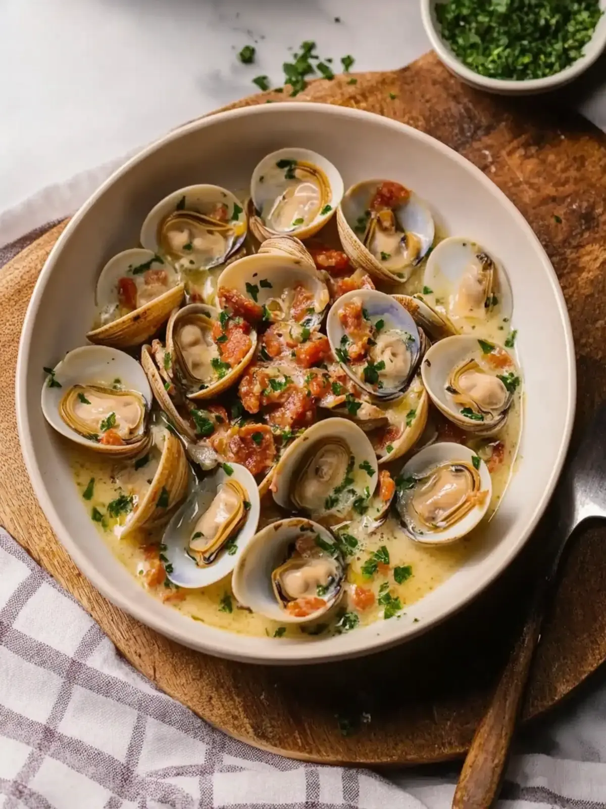 Savory Clams with Chorizo, White Wine and Cream Delight 2 Clams with Chorizo, White Wine and Cream